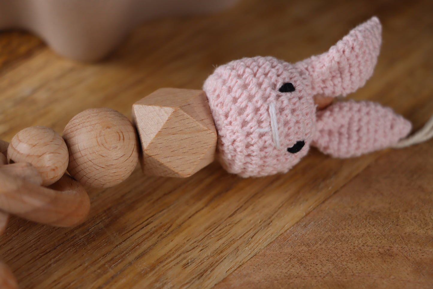 Gehäkelte Hasen-Schnullerkette Rosa