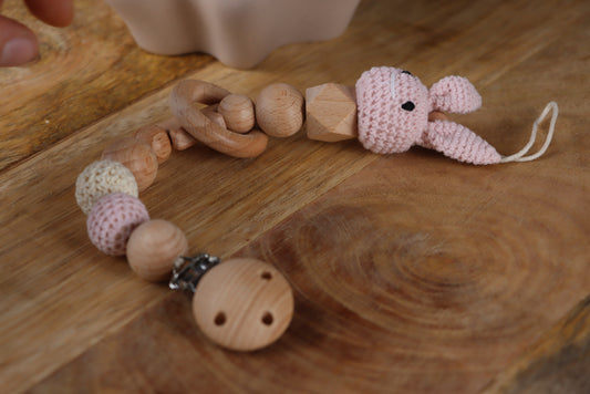 Gehäkelte Hasen-Schnullerkette Rosa