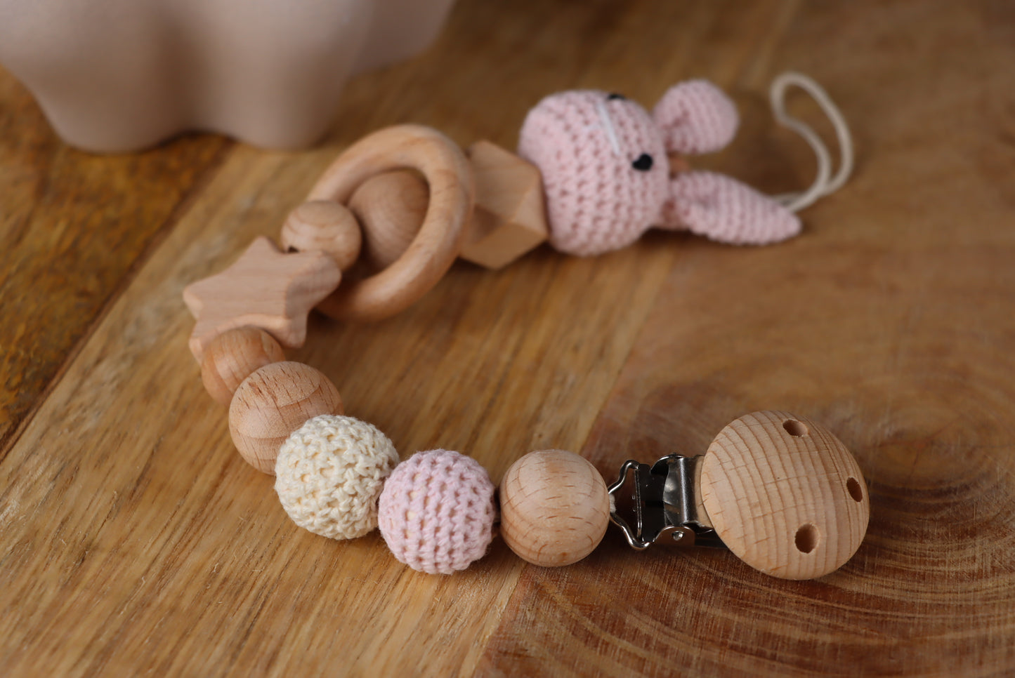 Gehäkelte Hasen-Schnullerkette Rosa