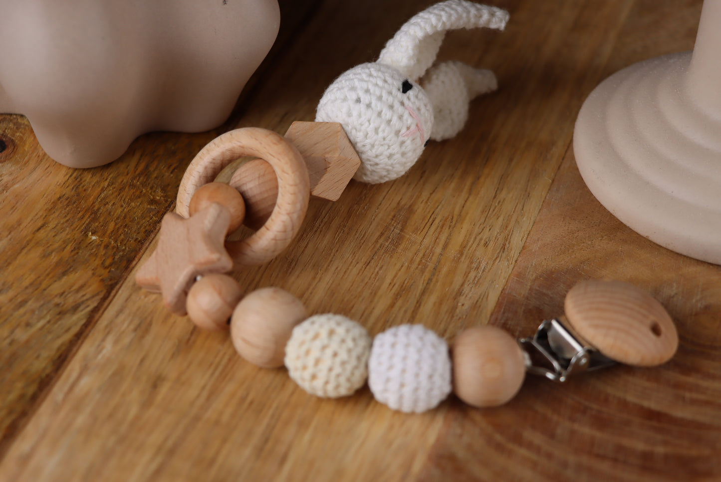 Gehäkelte Hasen-Schnullerkette Weiß