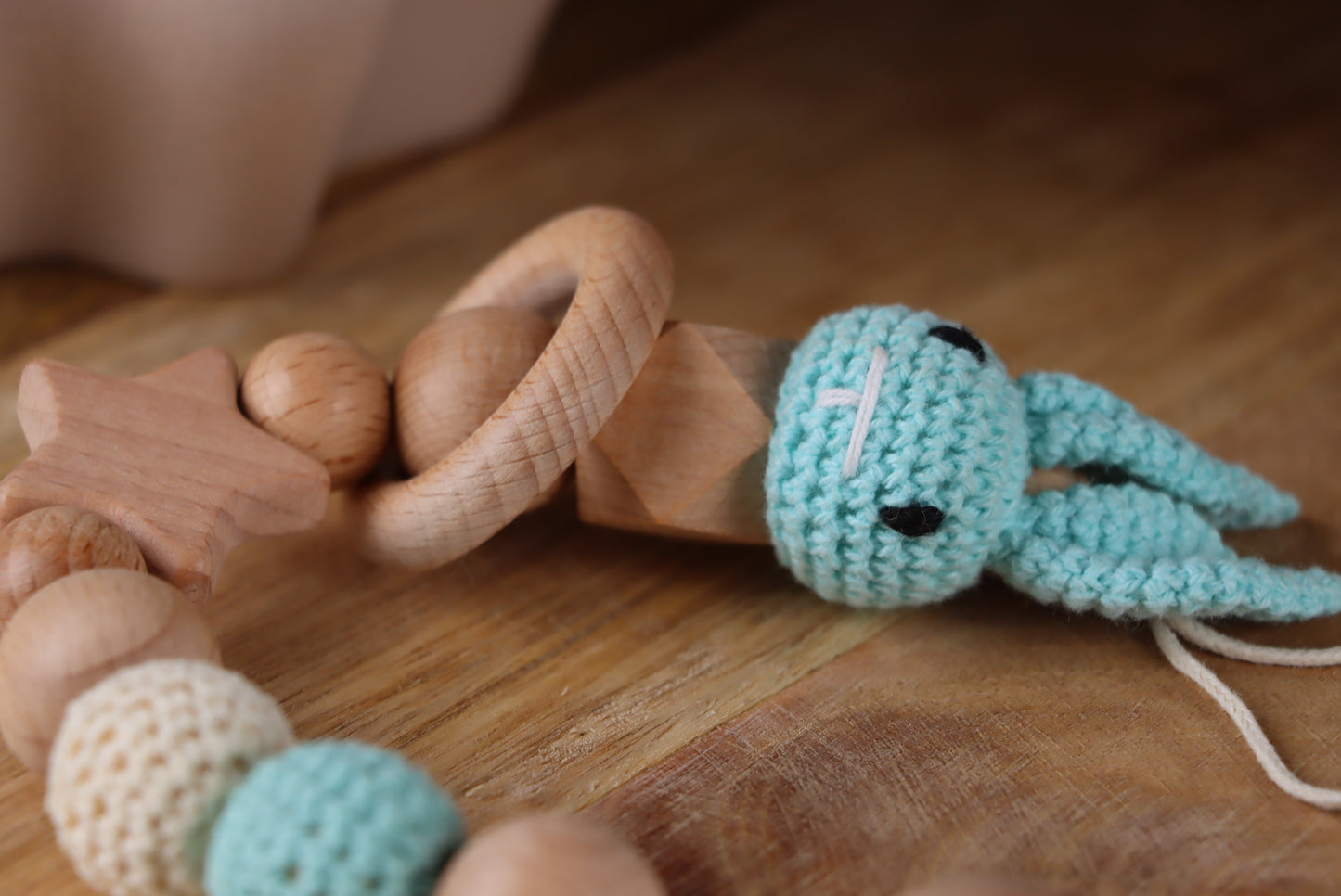Gehäkelte Hasen-Schnullerkette Mint