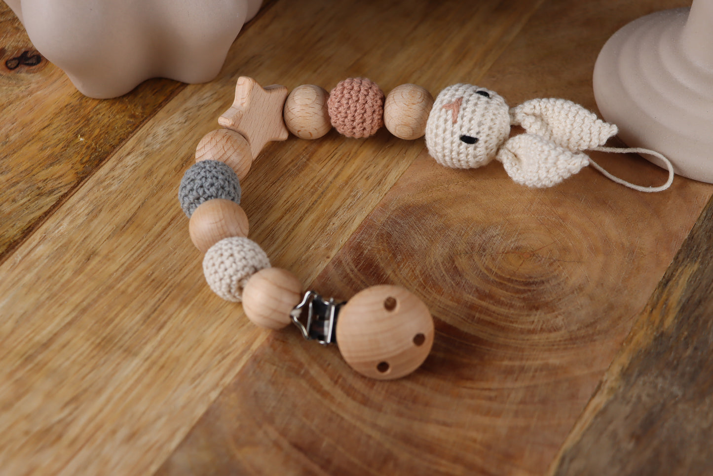 Gehäkelte Hasen-Schnullerkette Beige