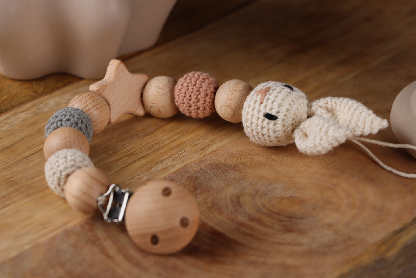 Gehäkelte Hasen-Schnullerkette Beige